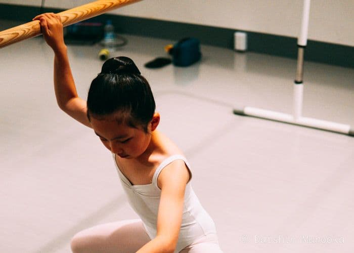 大人バレエ Ballerina taking a ballet class