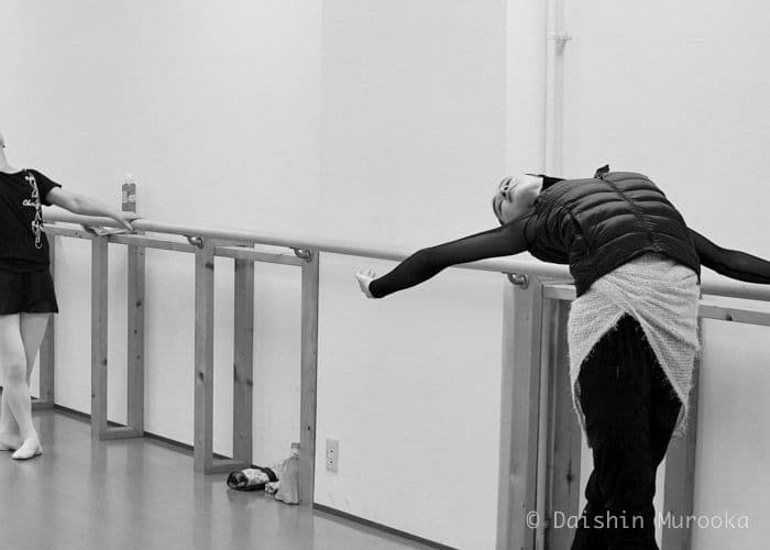 子供バレエ Ballerina taking a ballet class